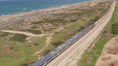 Moderno tren de pasajeros que cruza el chasis A alta velocidad