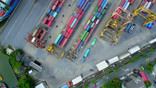Logistik und Transport eines Containerfrachtschiffs mit Containerkran in der Werft