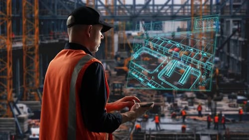Mitarbeiter bewertet digitale Website Männlicher Baustellenmitarbeiter interagiert mit dem digitalen holografischen Grundriss oben