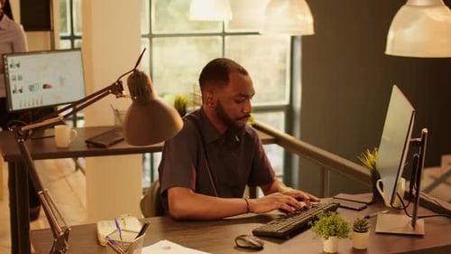 Employé de l'entreprise travaillant sur le rapport de présentation au travail