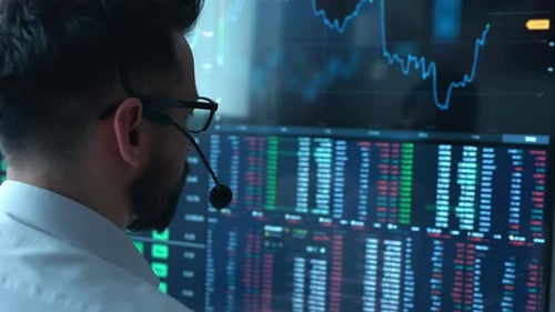 Trader travaille avec un ordinateur