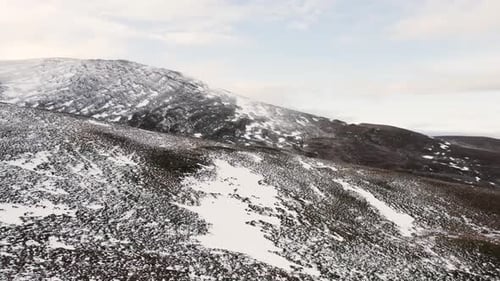 Images aériennes d'un Drone survolant les landes de bruyères dans le parc national de Cairngorms, en Écosse, à Wi