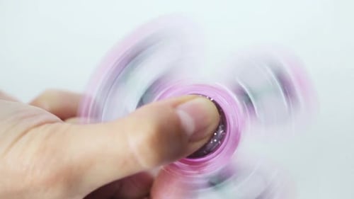 Juguetes, entretenimiento y personas: jugar a mano con la adicción a los fidget spinner