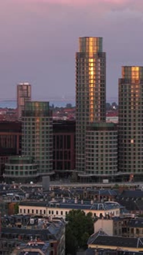 Drohnenaufnahme moderner Hochhäuser, die den warmen Schein der Abendsonne reflektieren, stehend