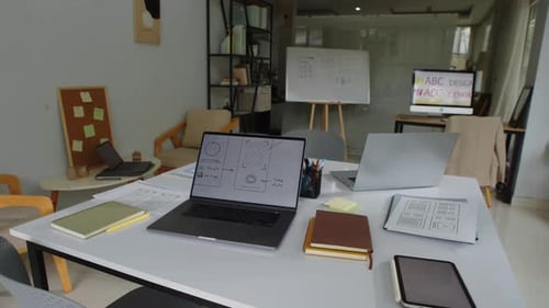 Arbeitsplatz von IT-Mitarbeitern mit digitalen Geräten im Büro