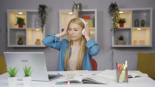Étudiante heureuse écoutant de la musique.