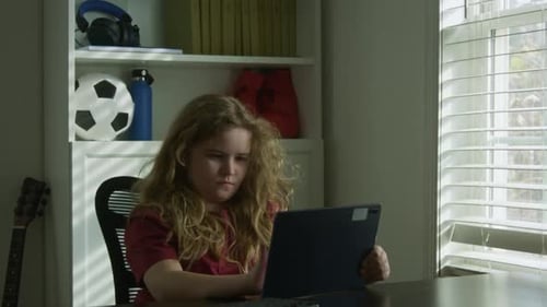 Gamer Kid assiste a jogabilidade com atenção Gamer Child joga um jogo digital Gamer Kid gosta de jogos casuais