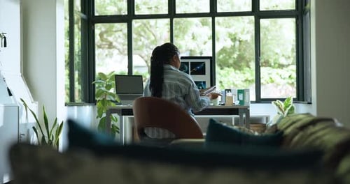 Documents, travail à distance et dos d'une femme sur ordinateur pour un projet en ligne