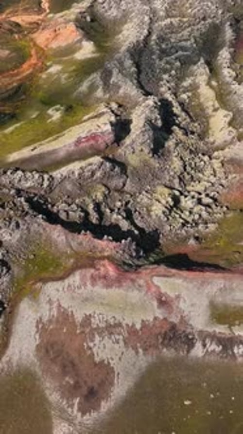 Luftaufnahme der zerklüfteten Lavaformationen in Island mit lebendigen vulkanischen Texturen und felsigem Gelände.
