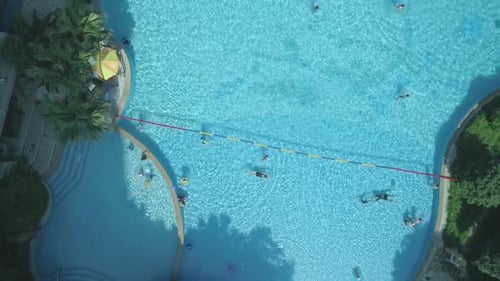 Vista aérea desde arriba del agua de la piscina, concepto de vacaciones tropicales