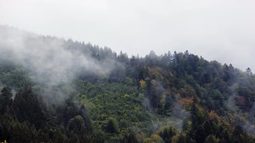 Momelapse del clima lluvioso en las montañas de otoño