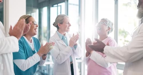 Médico, enfermeiro e equipe aplaudem em comemoração pela conquista da saúde