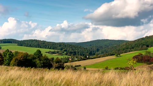 Wolken und Schatten bewegen sich.