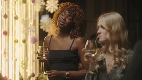 Grupo multiétnico de jovens comemorando o Ano Novo e o Natal em uma boate