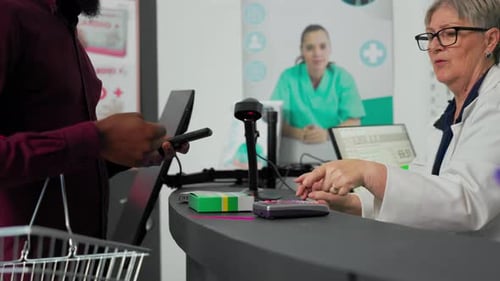 Afroamerikaner bezahlt Pillen und Medikamente mit NFC-Mobilzahlung