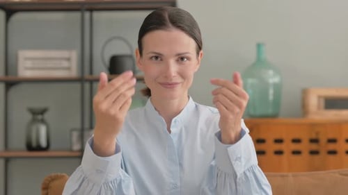 Retrato de mujer joven invitando a la gente en casa