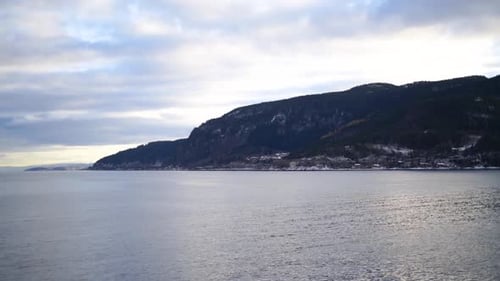 Seenlandschaft und eine Nordküste mit wunderschönem buntem Himmel im Norden Skandinaviens.