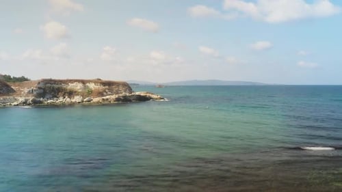 Hermoso paisaje marino. Acantilados imponentes junto al océano, rocas en la costa en primer plano. Lapso de tiempo.