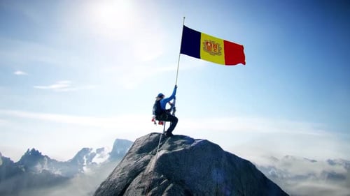 Alpiniste tenant le drapeau andorran au sommet de la montagne
