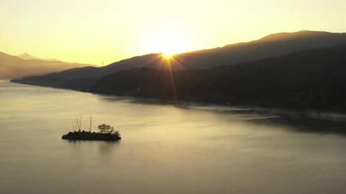 Paisagem do nascer do sol brilha em Dumulmeori, Coreia do Sul. Tiro aéreo ascendente