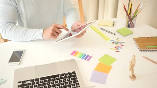 Mann mit digitalem Tablet, Ansicht von oben