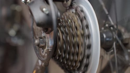 Primer plano del tren motriz del engranaje de bicicleta