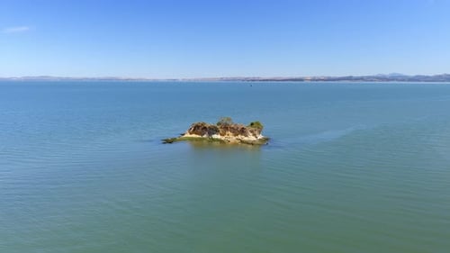 Kleine Insel mitten im Meer, Luftbild, Schieberegler
