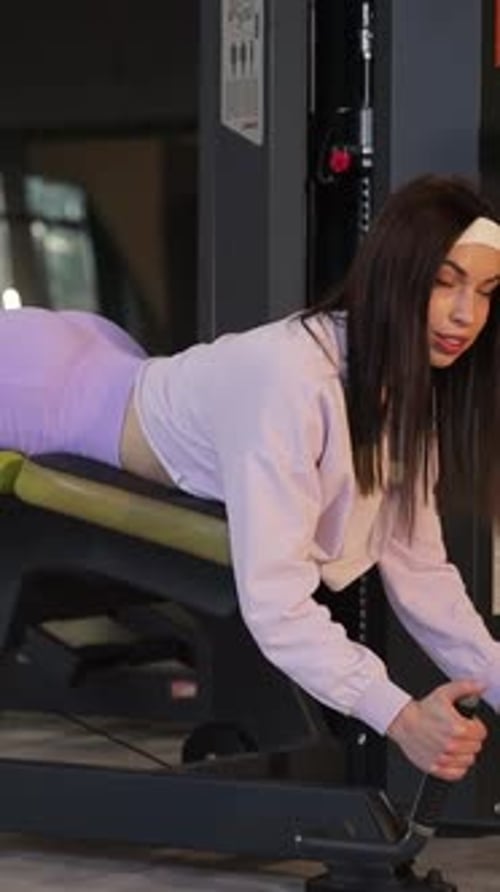 Vídeo vertical de mulher treinando com força e determinação