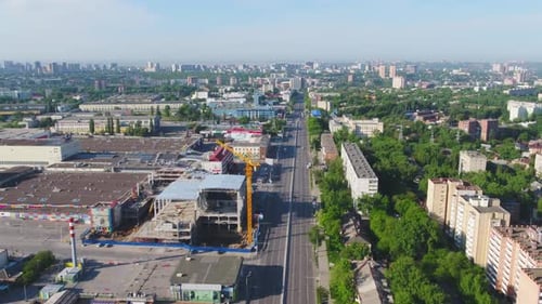 Eine wunderschöne Luftaufnahme, die ein modernes Stadtbild mit umfangreicher Stadtentwicklung zeigt