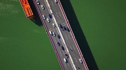Luftaufnahme des Verkehrs, der an einem sonnigen Nachmittagstag über eine Brücke fließt