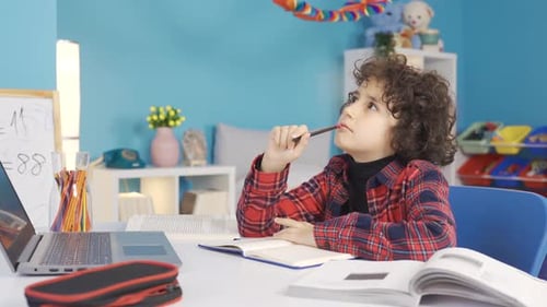 Der kluge Junge denkt nach und findet während des Studiums die Antwort auf die Frage.