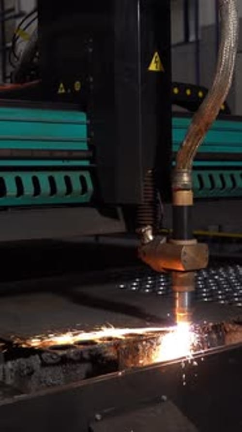Laserschneider schneidet Metallteile. Industriemaschine CNC.