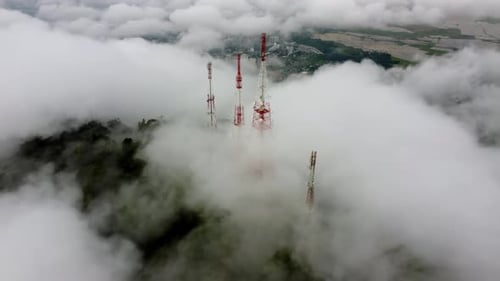 Luftaufnahme des Telekommunikationsturms auf der Spitze eines Hügels