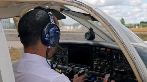 Un piloto repasando la lista de verificación antes del despegue
