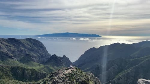 En la serena vista de la montaña, una isla y el océano crean un hermoso telón de fondo