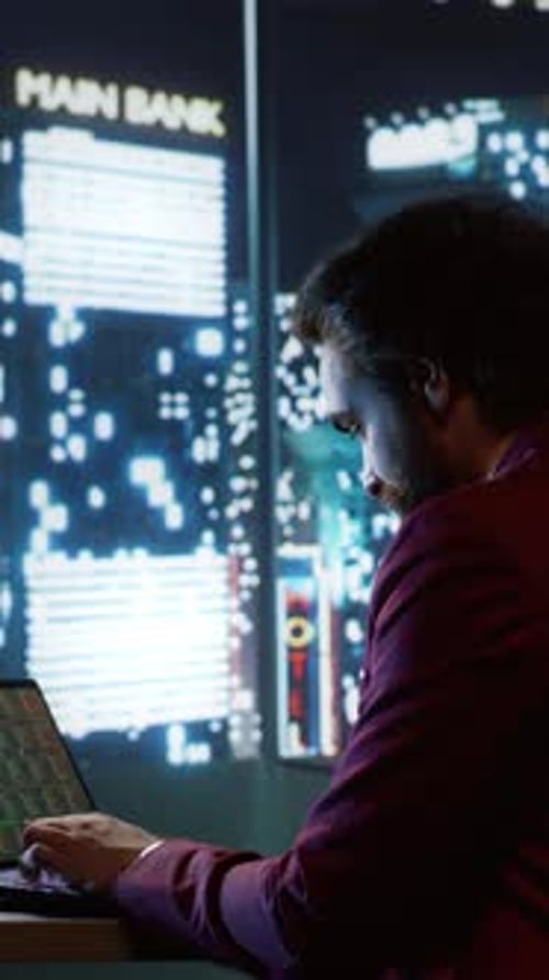 Vídeo vertical: experto en financiación inspecciona escenarios bursátiles