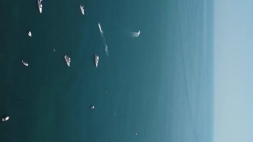 Flugreise auf ruhigem Meer Luxus-Kreuzfahrt Blick von oben auf ein weißes Boot auf tiefblauem Wasser