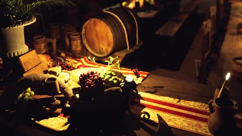 Une sélection accueillante de plats et de boissons sur une table en bois rustique au crépuscule