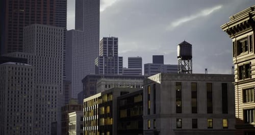 Horizonte urbano al anochecer que destaca la arquitectura moderna y los edificios históricos