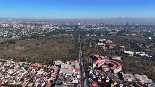 Vista desde un Zumbido de la Avenida Insurgentes Sur, cerca del campus de la Ciudad Universitaria, Ciudad de México, Grabaciones de stock Incluyendo: vista de drone y ciudad universitaria - Envato