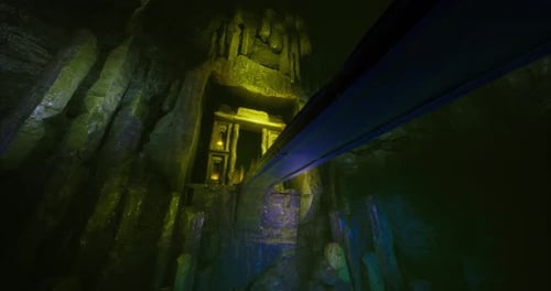Erkunden Sie die mysteriösen Unterwasserruinen, umgeben von leuchtenden Farben