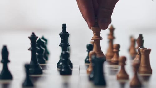 Plan au ralenti d'une pièce d'échecs du roi blanc renversant la pièce d'échecs du roi noir, battant