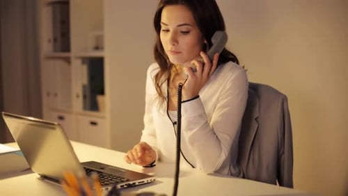 Negócios, excesso de trabalho, prazo e conceito de pessoas - Mulher digitando no laptop ligando