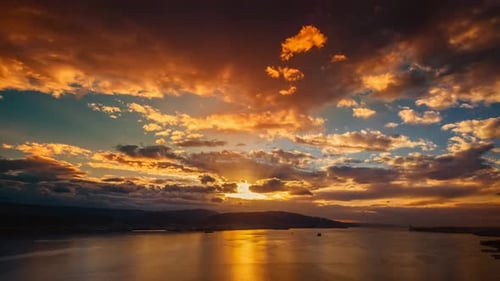 Bewegung der Wolken und des Meeres bei Sonnenuntergang in Hyperlapse mit einer Drohne