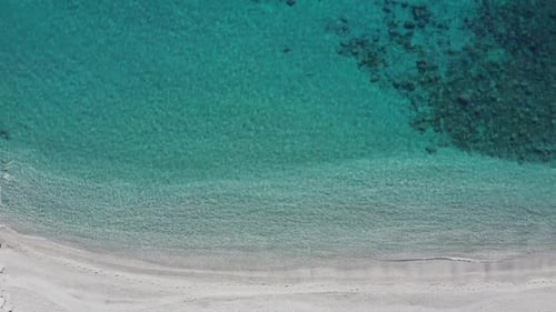 Plan aérien à ciel ouvert sur une plage isolée avec eaux cristallines