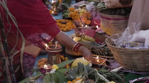 offrandes religieuses sacrées avec lampe à huile et fruits pour le dieu solaire hindou au festival de Chhath