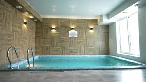 Sauberes transparentes Hallenbad in einem modernen Gebäude