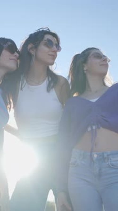 Vue rapprochée de filles prenant des selfies avec un téléphone en plein soleil