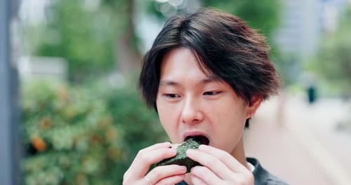 Hombre japonés, comiendo y bola de arroz para comer, viajar y merienda tradicional con vacaciones