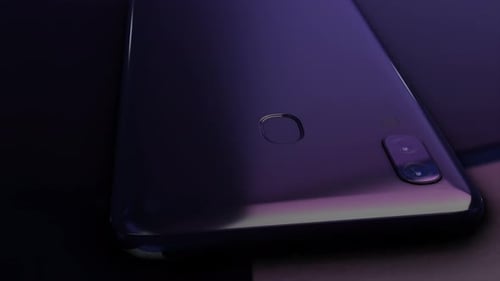 Smartphone noir élégant et foncé 4K